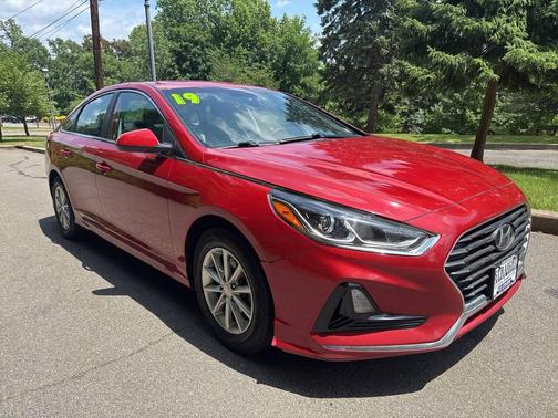 Red 2019 Hyundai SONATA SE