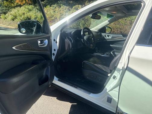 White 2015 INFINITI QX60 Base