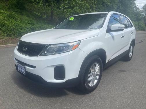 White 2015 Kia Sorento LX