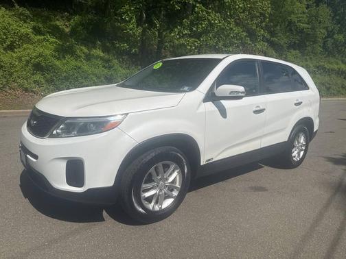 White 2015 Kia Sorento LX