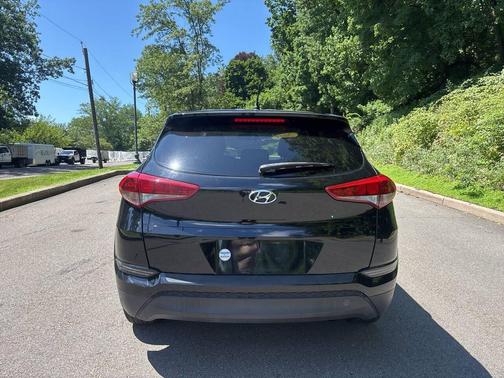 Black 2018 Hyundai TUCSON SE
