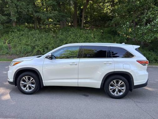 White 2015 Toyota Highlander XLE