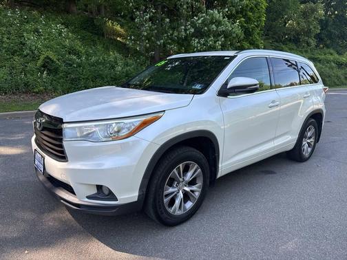 White 2015 Toyota Highlander XLE