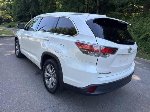 White 2015 Toyota Highlander XLE