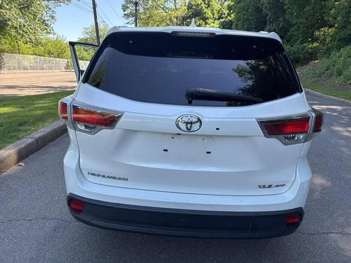 White 2015 Toyota Highlander XLE
