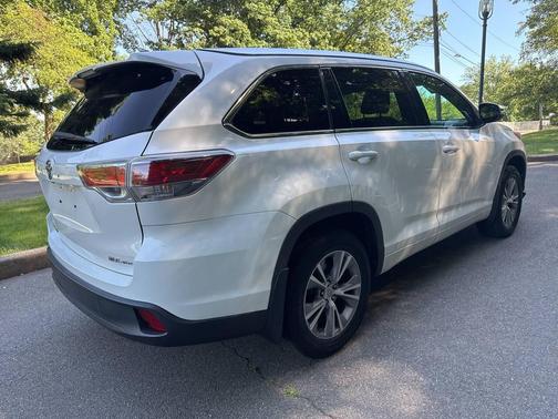 White 2015 Toyota Highlander XLE