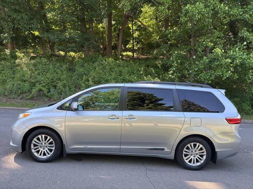 Silver Sky Metallic 2017 Toyota Sienna XLE