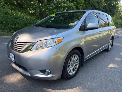 Silver Sky Metallic 2017 Toyota Sienna XLE