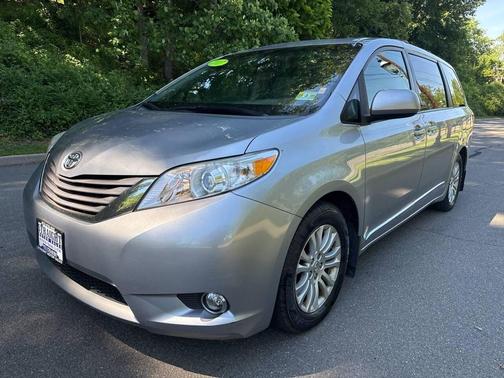 Silver Sky Metallic 2017 Toyota Sienna XLE