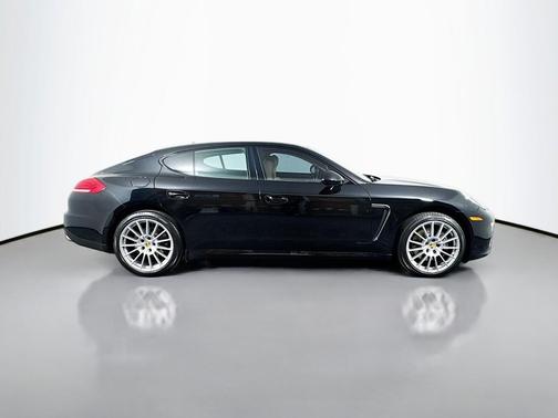 2016 Porsche Panamera 4 Edition
