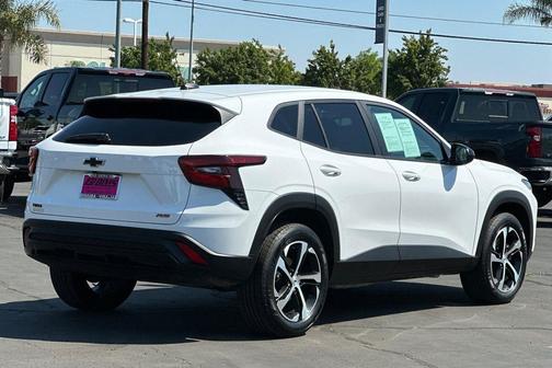 Summit White 2026 Chevrolet Trax FWD 1RS
