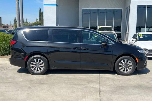Brilliant Black Crystal Pearlcoat 2024 Chrysler Pacifica Hybrid Select