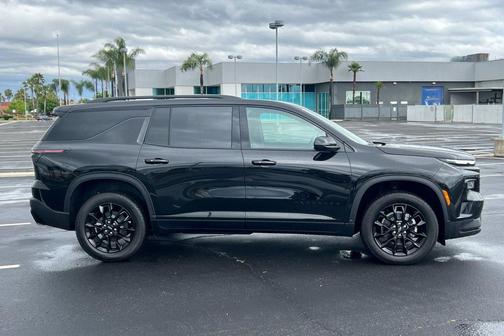 Mosaic Black Metallic 2026 Chevrolet Traverse LT