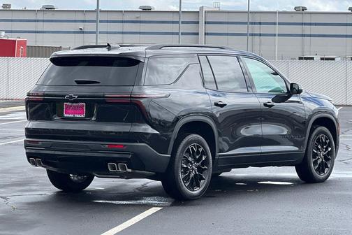 Mosaic Black Metallic 2026 Chevrolet Traverse LT