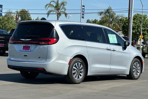 Silver Mist Clearcoat 2024 Chrysler Pacifica Hybrid Select