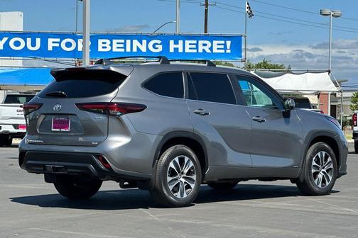 Gray 2025 Toyota Highlander Hybrid XLE