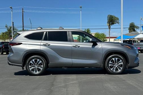 Gray 2025 Toyota Highlander Hybrid XLE