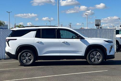 Summit White 2026 Chevrolet Traverse LT