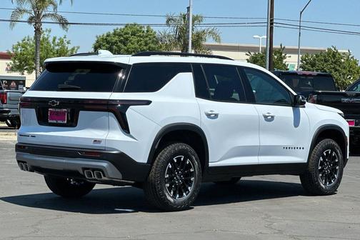 Polar White Tricoat 2026 Chevrolet Traverse AWD Z71