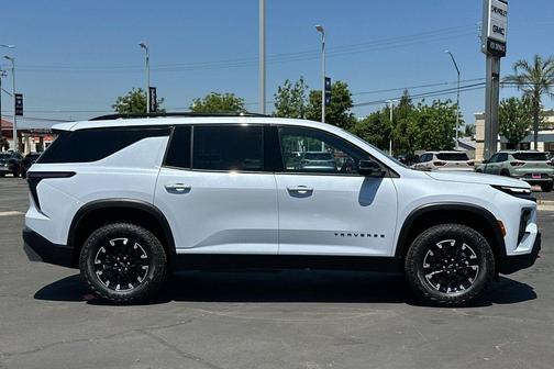 Polar White Tricoat 2026 Chevrolet Traverse AWD Z71