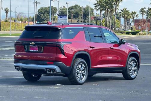 Radiant Red Tintcoat 2026 Chevrolet Traverse LT
