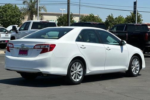 Super White 2013 Toyota Camry XLE