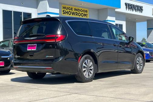 Brilliant Black Crystal Pearlcoat 2024 Chrysler Pacifica Hybrid Select
