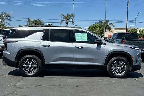 Sterling Gray Metallic 2025 Chevrolet Traverse LT
