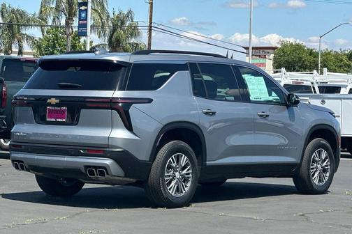Sterling Gray Metallic 2025 Chevrolet Traverse LT