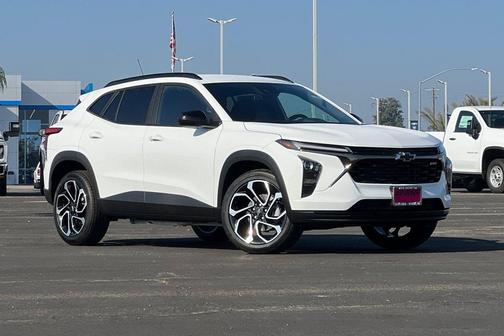 Summit White 2026 Chevrolet Trax FWD 2RS