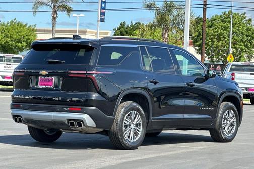 Mosaic Black Metallic 2025 Chevrolet Traverse LT
