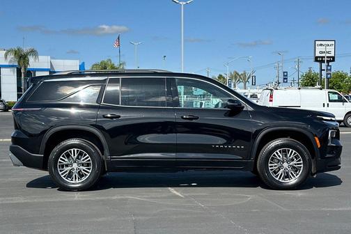 Mosaic Black Metallic 2025 Chevrolet Traverse LT