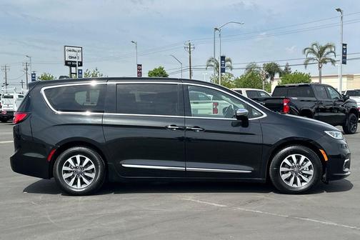 Brilliant Black Crystal Pearlcoat 2023 Chrysler Pacifica Hybrid Limited
