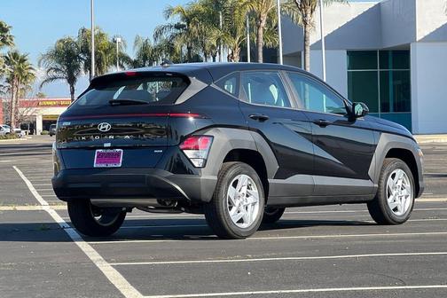 Abyss Black Pearl 2025 Hyundai KONA SE