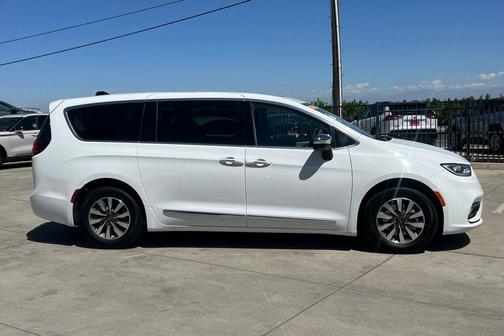 Bright White Clearcoat 2023 Chrysler Pacifica Hybrid Limited