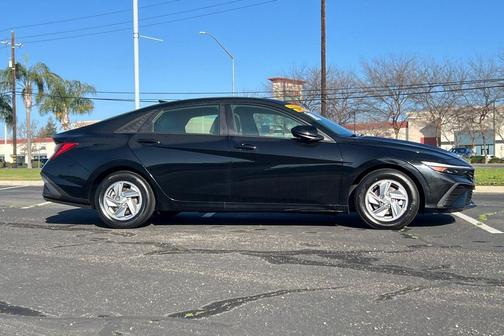 Abyss Black 2024 Hyundai ELANTRA SE
