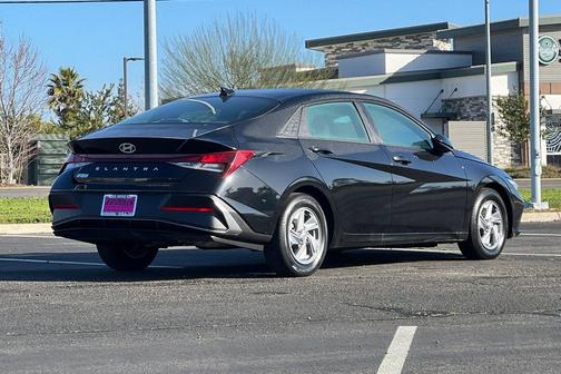 Abyss Black 2024 Hyundai ELANTRA SE
