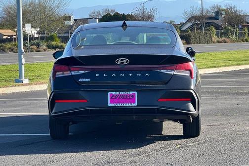 Abyss Black 2024 Hyundai ELANTRA SE