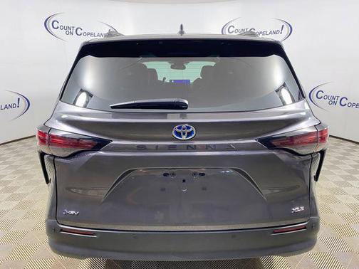 Magnetic Gray Metallic 2025 Toyota Sienna XLE