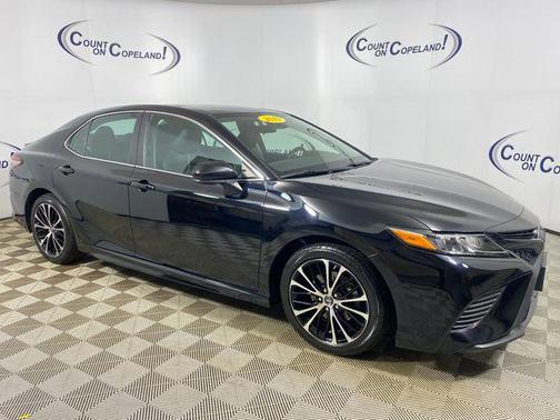 Midnight Black Metallic 2019 Toyota Camry SE