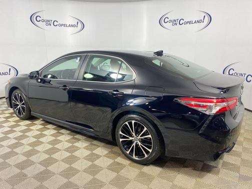 Midnight Black Metallic 2019 Toyota Camry SE