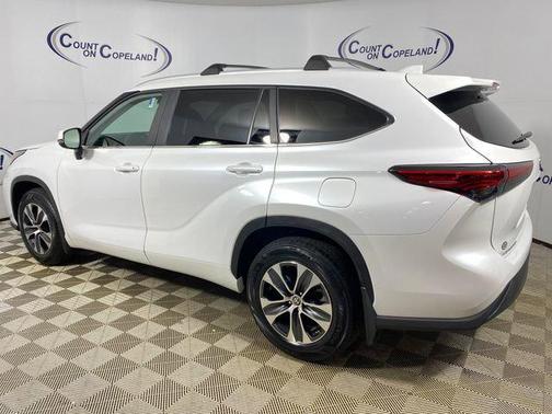 Wind Chill Pearl 2023 Toyota Highlander XLE