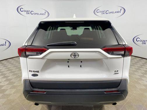 Ice 2023 Toyota RAV4 LE