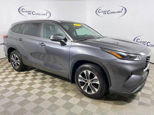 Magnetic Gray Metallic 2023 Toyota Highlander XLE