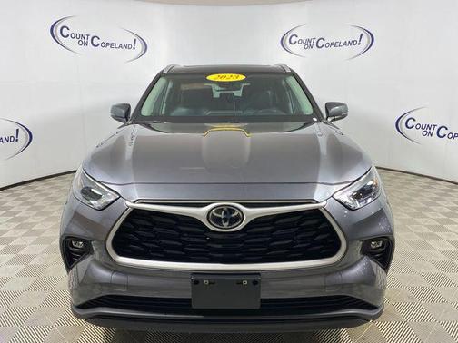 Magnetic Gray Metallic 2023 Toyota Highlander XLE