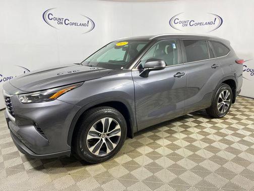 Magnetic Gray Metallic 2023 Toyota Highlander XLE