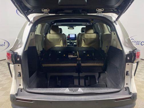 Blizzard Pearl 2021 Toyota Sienna XLE 7 Passenger