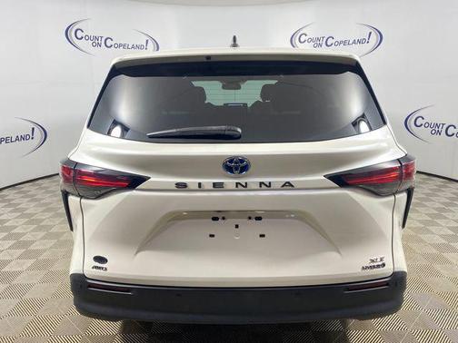 Blizzard Pearl 2021 Toyota Sienna XLE 7 Passenger