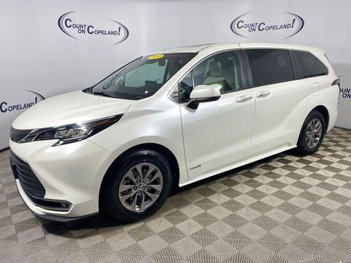 Blizzard Pearl 2021 Toyota Sienna XLE 7 Passenger