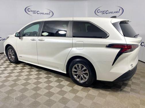 Blizzard Pearl 2021 Toyota Sienna XLE 7 Passenger